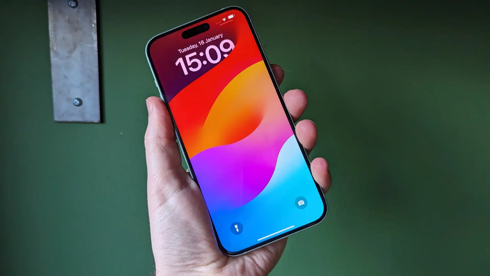 أفضل الهواتف من حيث عمر البطارية التي يمكنك شراؤها الآن 11 4. Apple iPhone 15 Plus – أفضل هاتف iPhone