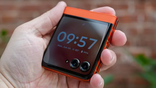 5 أهم ماركات جد مشهورة تنتج أفضل الأجهزة المطوية لسنة 2024 10 4- موتورولا رازر (2024)