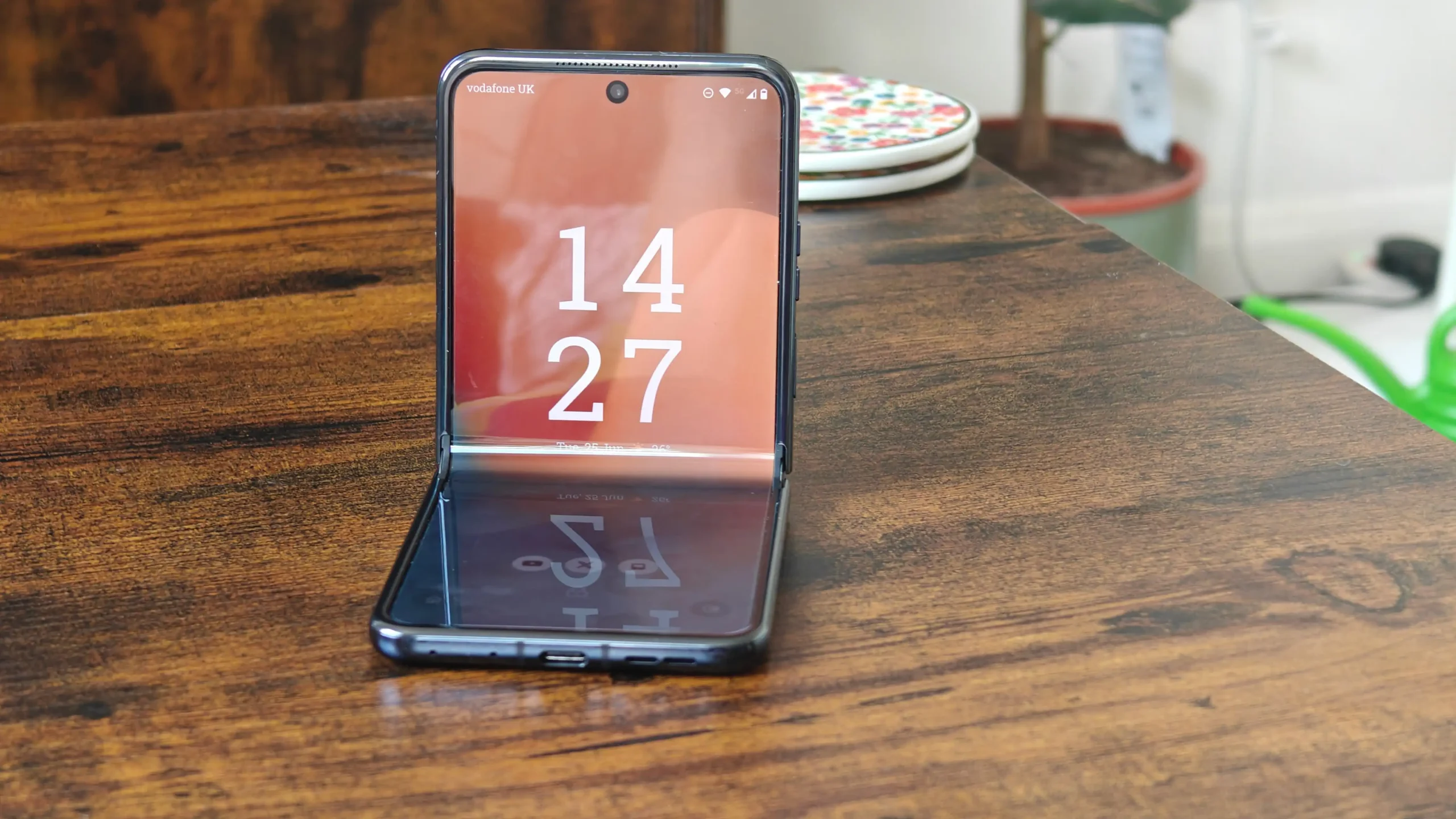 أفضل 5 هواتف أندرويد يمكنك شراؤها الآن في 2026 8 6. Motorola Razr 50 UltraRazr 2024 – أفضل هاتف قابل للطي scaled
