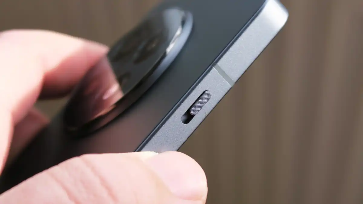 OnePlus 13R 🔥 وحش الأداء الجديد… هل يستحق لقب “العملاق”؟ 8 OnePlus 13R review alert slider