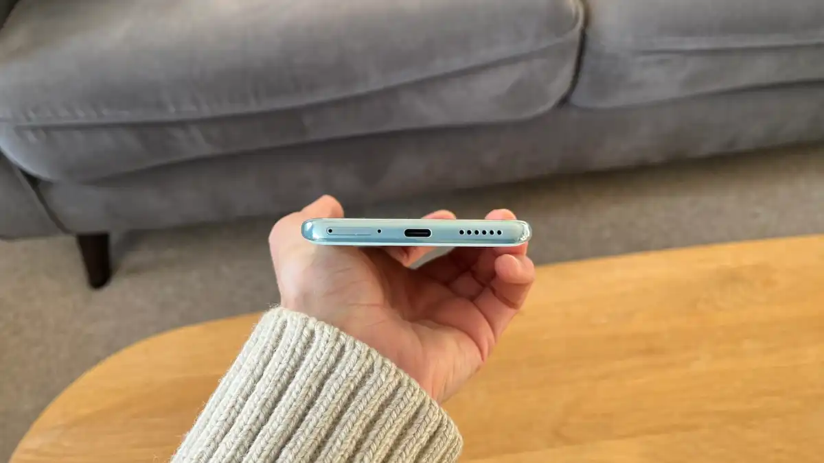 Redmi Note 14 Pro 5G 🔥 هاتف متكامل بسعر رائع… هل يستحق الشراء؟ 13 Redmi Note 14 Pro charging port