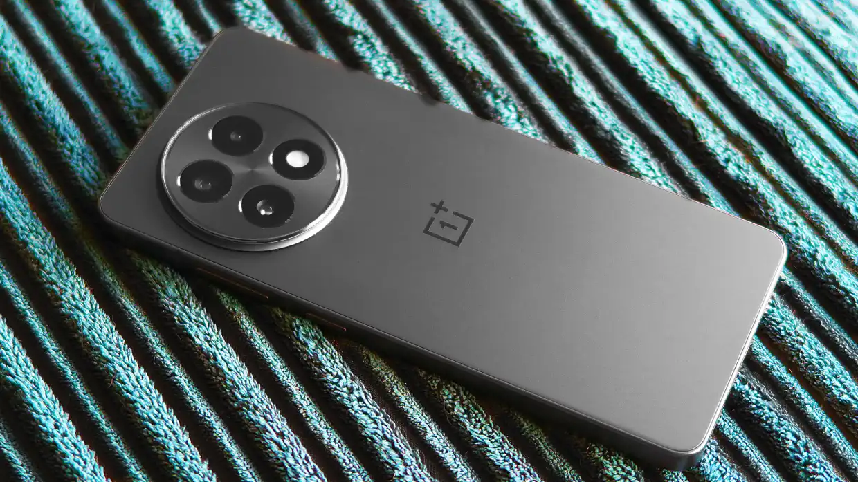 OnePlus 13R 🔥 وحش الأداء الجديد… هل يستحق لقب “العملاق”؟ 12 مراجعة OnePlus 13R عملاق القوة