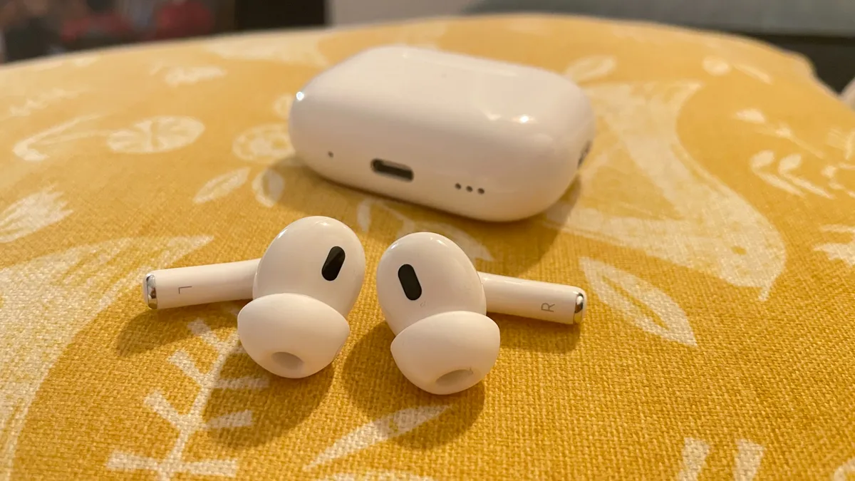 سماعات AirPods من Apple ستحصل على ميزة الترجمة المباشرة للمحادثات مع تحديث iOS 19: تقرير 8 سماعات ايربودز