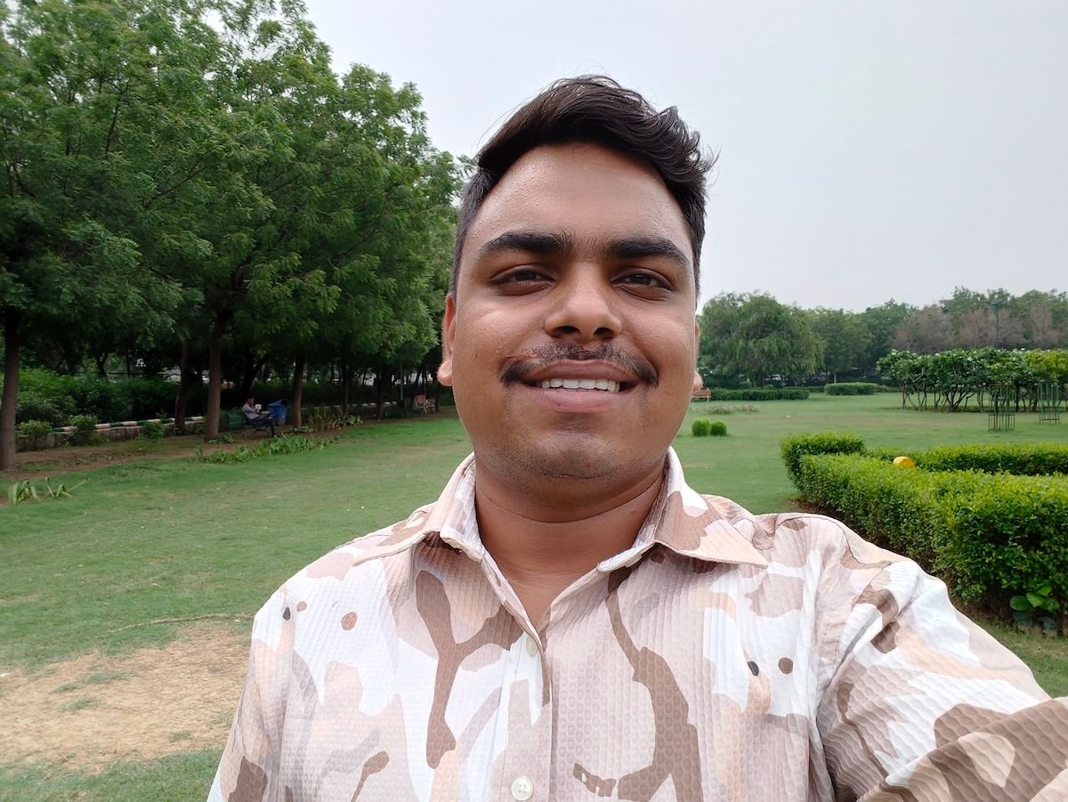 Realme 13 Pro Plus 🔥 كاميرا احترافية وسعر منافس… هل يستحق الشراء؟ 13 Realme 13 Pro selfie 1 1