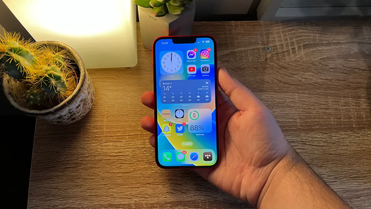 Galaxy S23 ضد iPhone 14 🔥 من يفوز في المواجهة؟ مقارنة صادمة 9 Samsung Galaxy S23 vs Apple iPhone 14 الشاشة