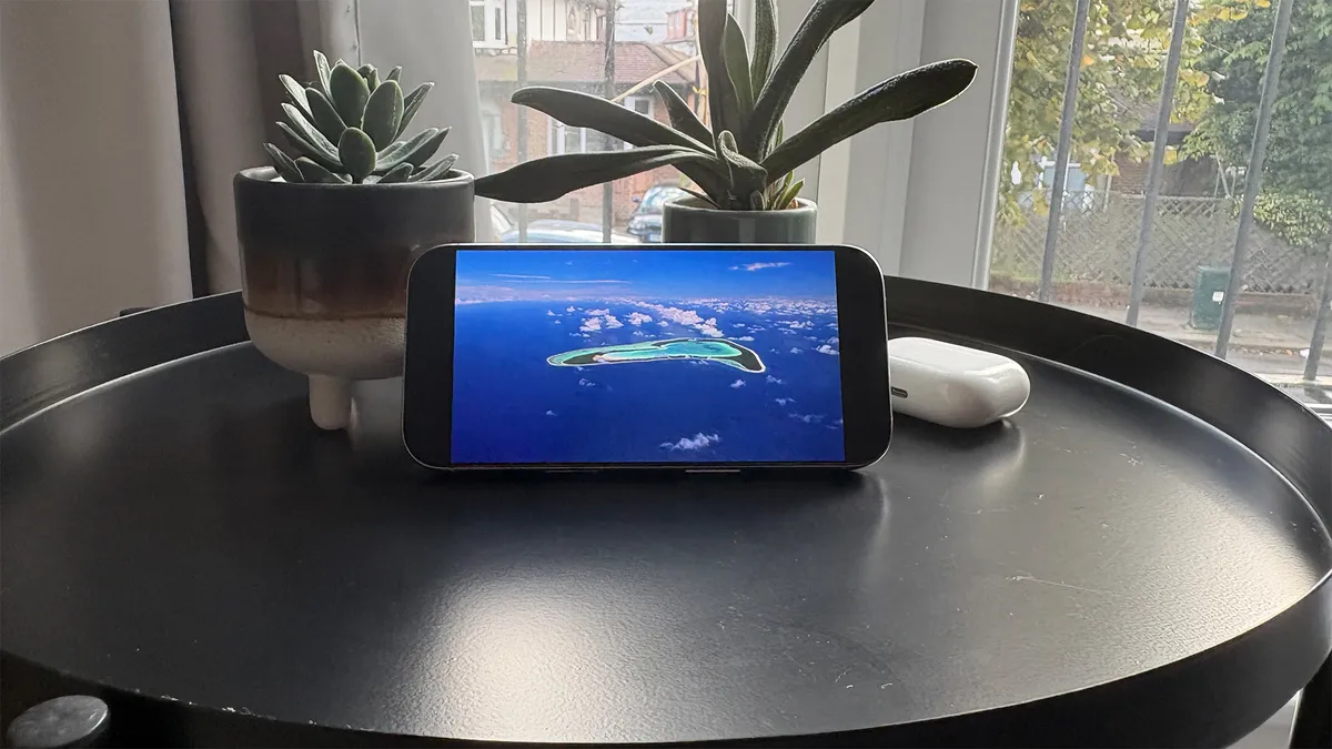 S25 Ultra ضد iPhone 16 Pro Max 🔥 من يتفوق في معركة الهواتف الرائدة؟ 10 Samsung Galaxy S25 Ultra vs iPhone 16 Pro Max صورة