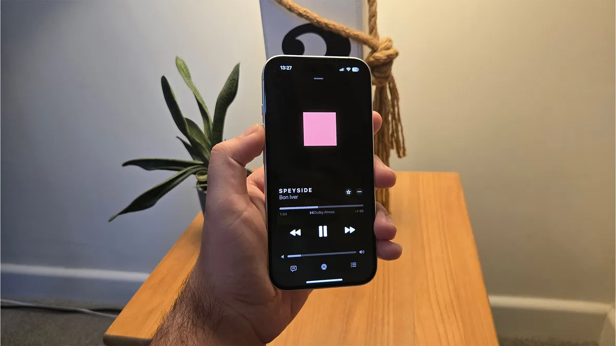 S25 ضد iPhone 16 🔥 من يفوز في معركة الهواتف الرائدة؟ 11 Samsung Galaxy S25 vs iPhone 16 الصوت