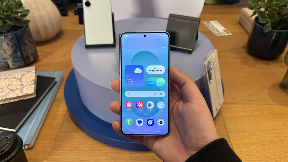 S25 ضد iPhone 16 🔥 من يفوز في معركة الهواتف الرائدة؟ 7 Samsung Galaxy S25 vs iPhone 16