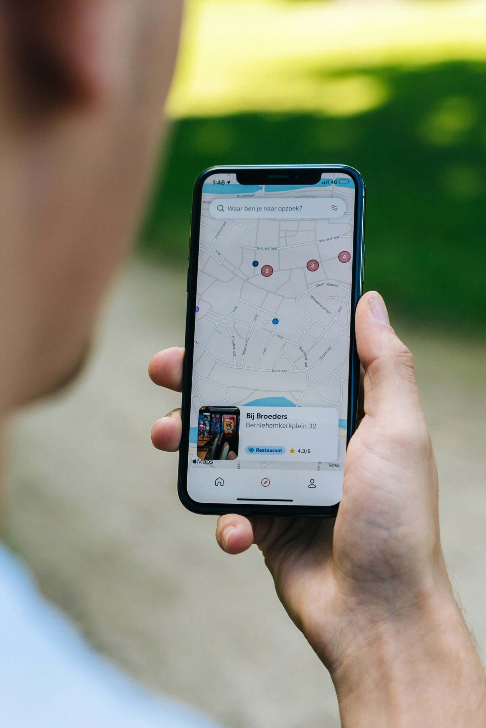 مراجعة iPhone 16 – كل ما تحتاج معرفته وهل يستحق الشراء؟ 10 person holding white android smartphone