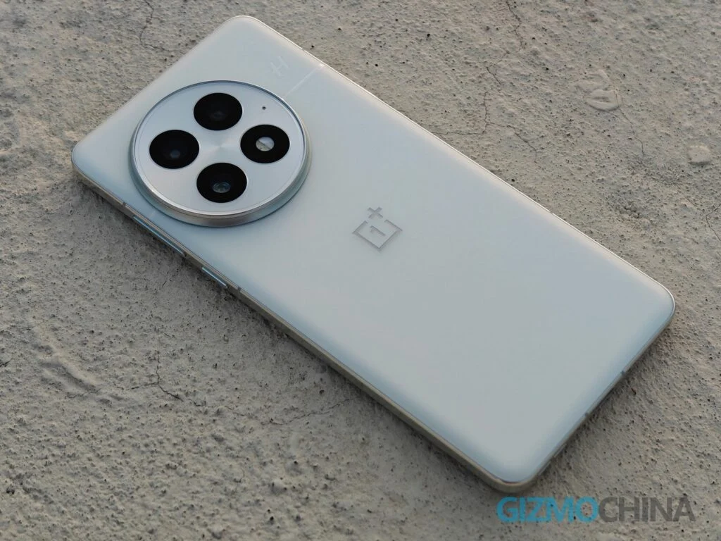 مراجعة OnePlus 13: هل يجب أن يكون هاتفك الرائد القادم؟ 12 OnePlus 13 Review GizmoChina 04 1024x768 1