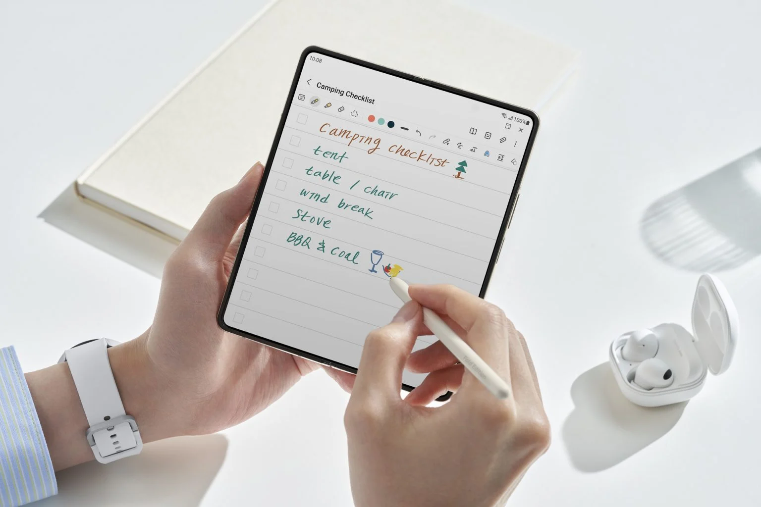 أفضل الهواتف الذكية التي تدعم القلم في عام 2025 8 016 hands on galaxy zfold4 beige spen watch5 silver buds2pro white Samsung 1536x1024 1