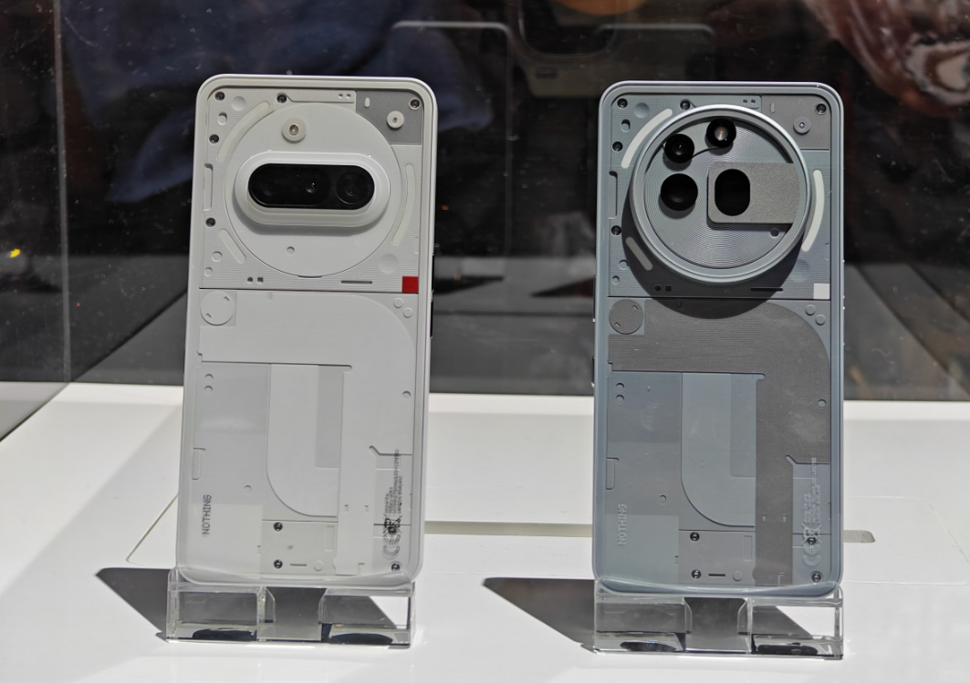 ما الفرق بين Nothing Phone (3a) Pro و Phone (3a) 7 ما الفرق بين Nothing Phone (3a) Pro و Phone (3a)