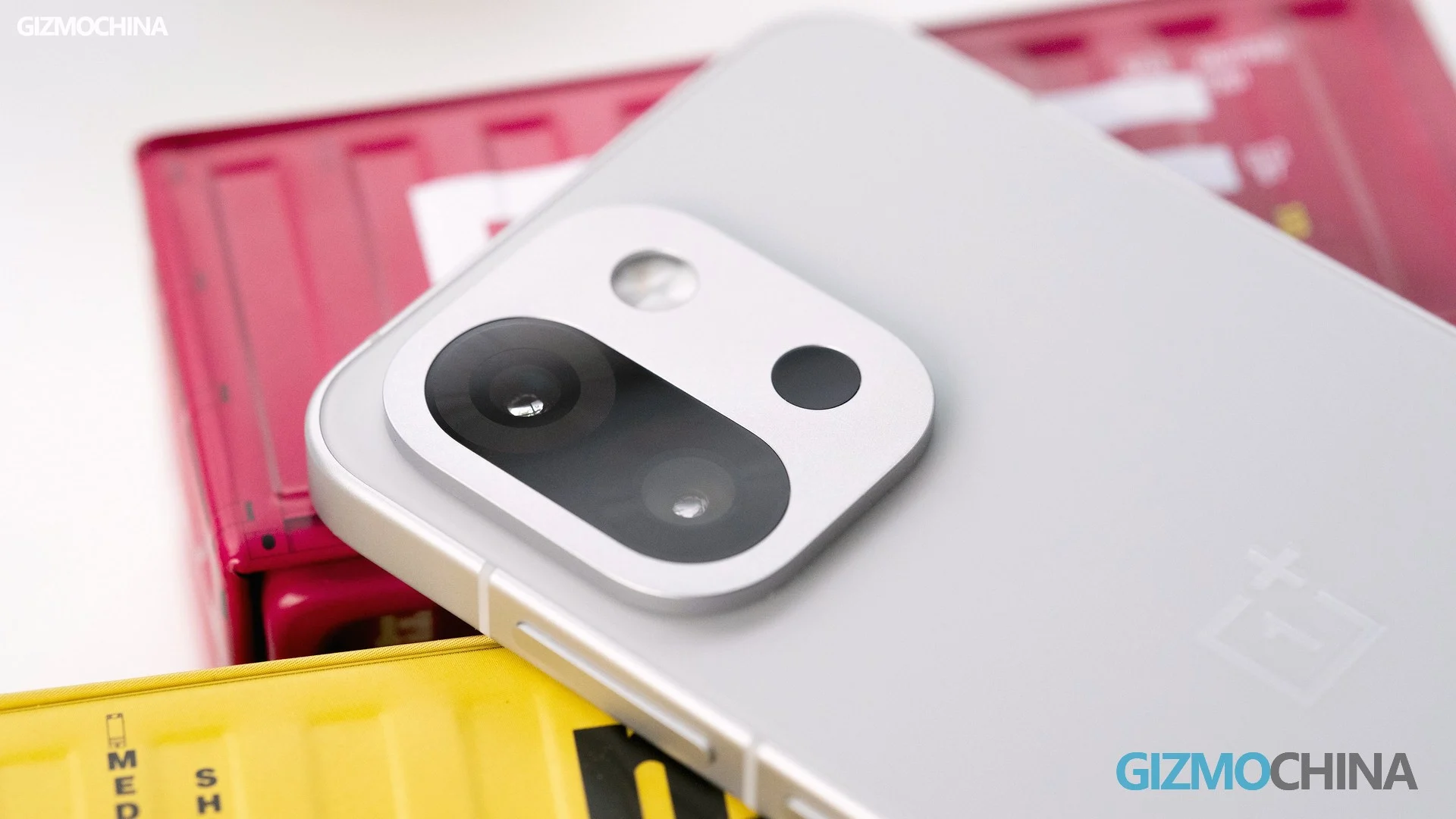 مراجعة OnePlus 13T الكاملة: حجم صغير + بطارية كبيرة... إذن ماذا بعد؟ 9 OnePlus 13T 1 2