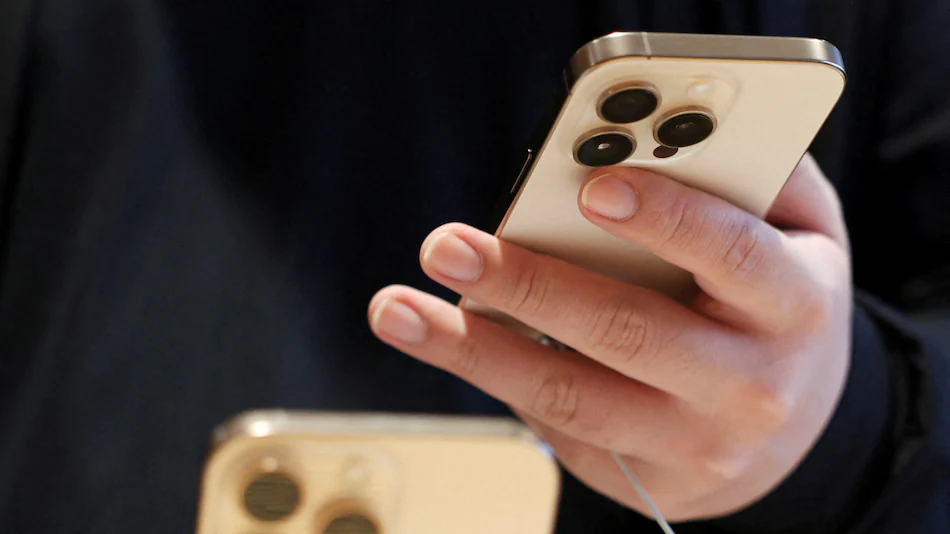 أبل تجدد مخاوفها بشأن الرسوم الجمركية والصين بتقرير متذبذب 8 iphone reuters 1746011269621