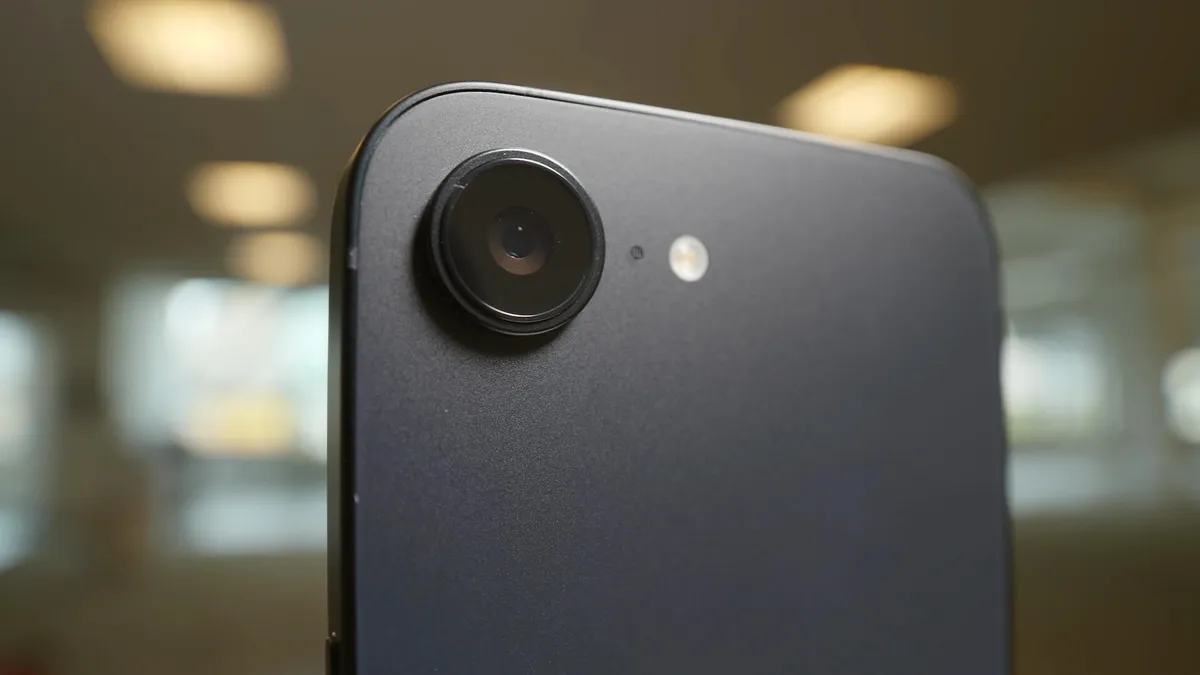 iPhone 16E مقابل iPhone 15 Pro: بدائل بأسعار معقولة لـ iPhone 16 12 16e sb v2 00 00 02 18 still001