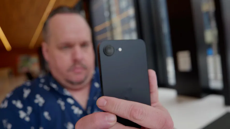 أفضل آيفون لعام 2025: إليك أي هاتف آبل يجب عليك شراؤه 10 16e sb v2 00 01 00 11 still008