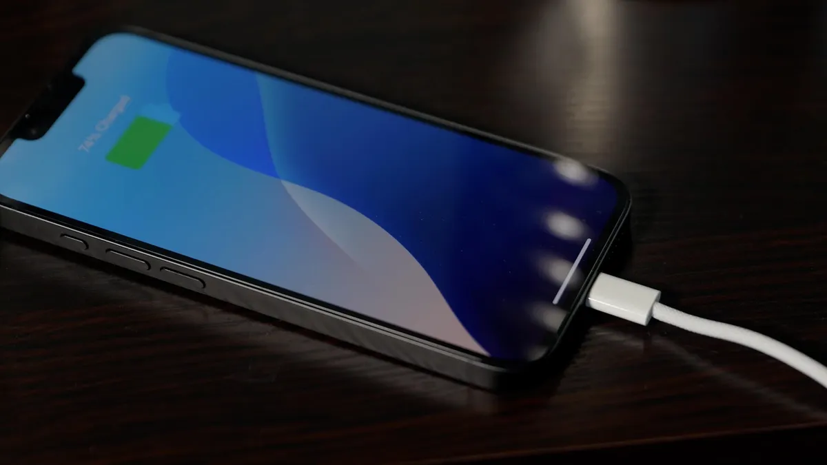 iPhone 16E مقابل iPhone 15 Pro: بدائل بأسعار معقولة لـ iPhone 16 14 16e sb v2 00 02 58 22 still012