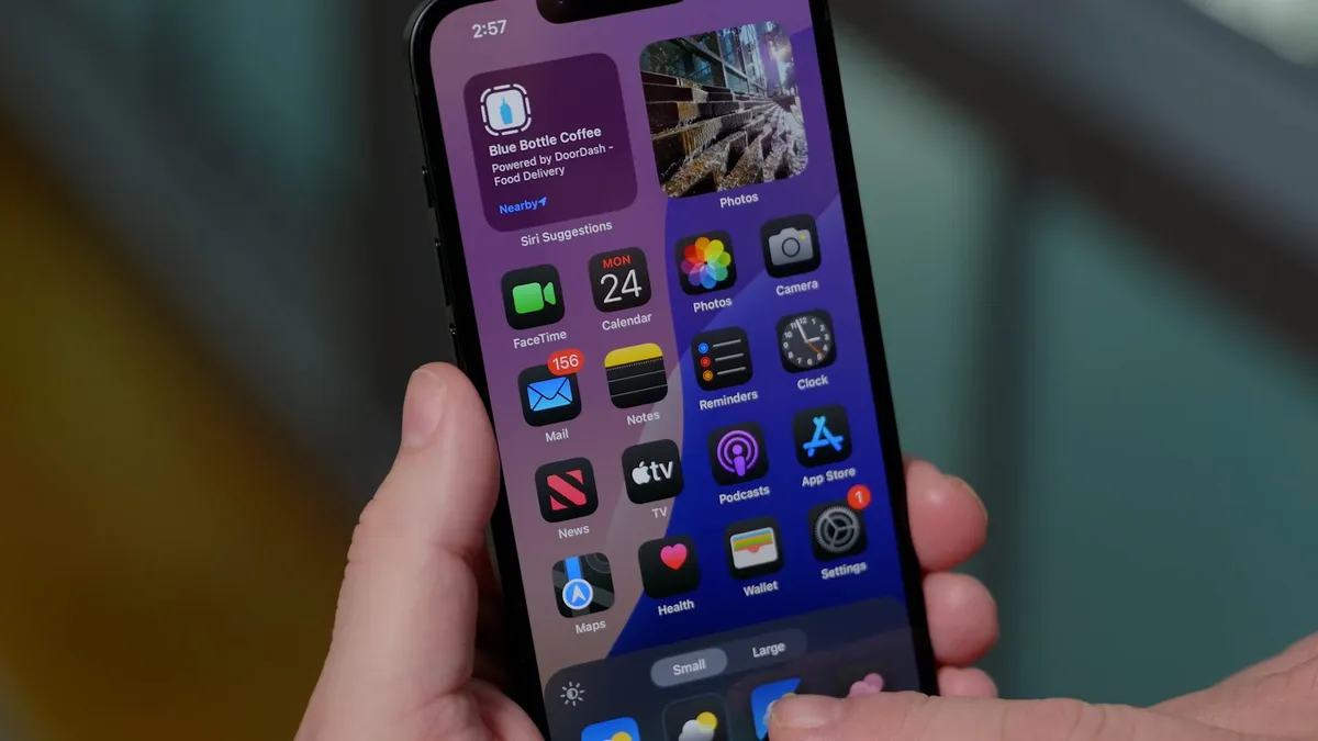 iPhone 16E مقابل iPhone 15 Pro: بدائل بأسعار معقولة لـ iPhone 16 8 16e sb v2 00 03 42 10 still016