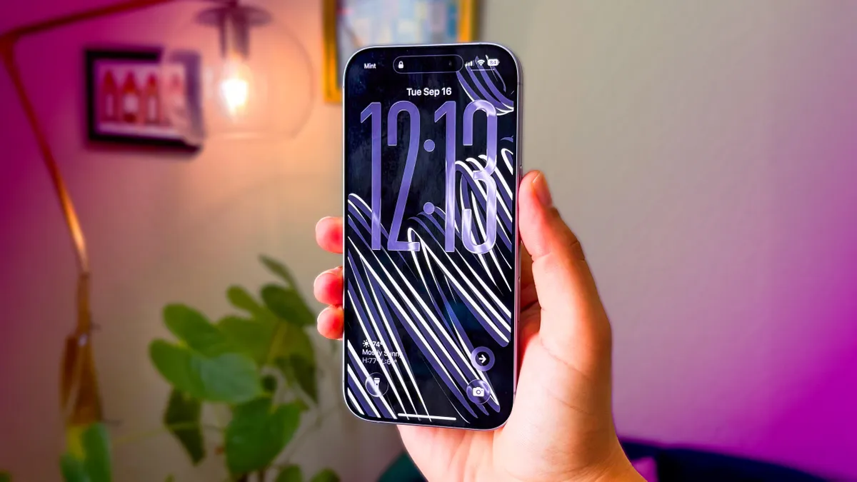 Apple iPhone 17 مقابل Google Pixel 10: كيف يقارن كل هاتف رائد. 8 hero img 2903