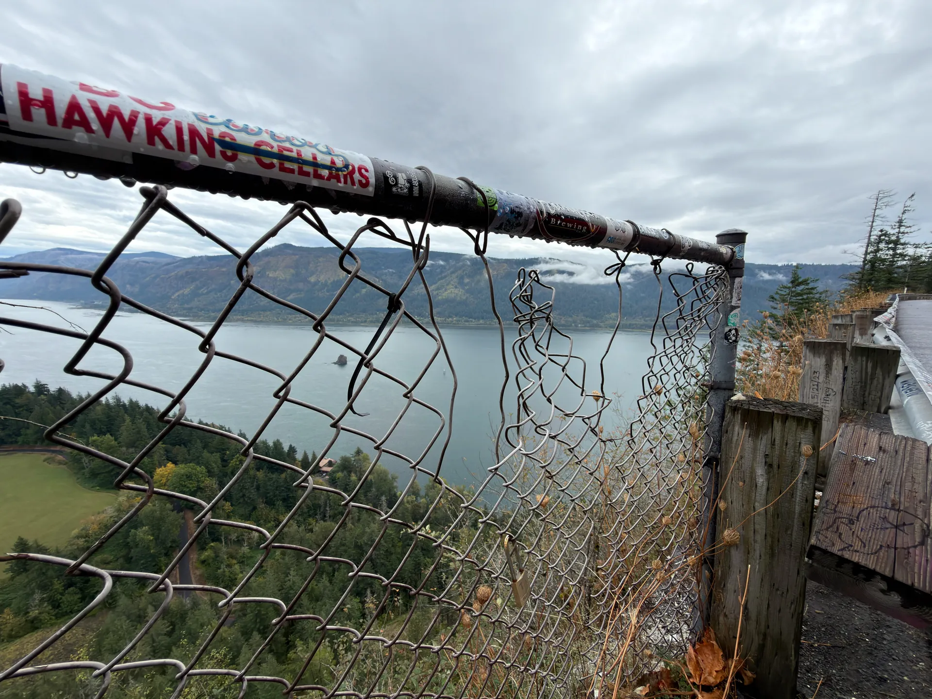 iPhone 17 Pro مقابل Pixel 10 Pro XL: مقارنة بين أفضل كاميرات الهواتف 22 iph17pro vs pix10pro ultra fence iphone