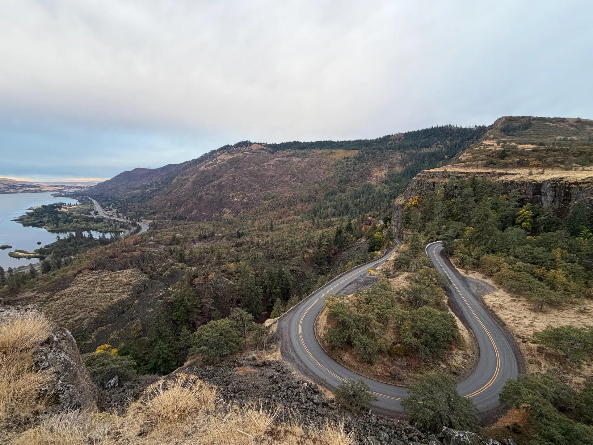 iPhone 17 Pro مقابل Pixel 10 Pro XL: مقارنة بين أفضل كاميرات الهواتف 24 iph17pro vs pix10pro ultra road iphone