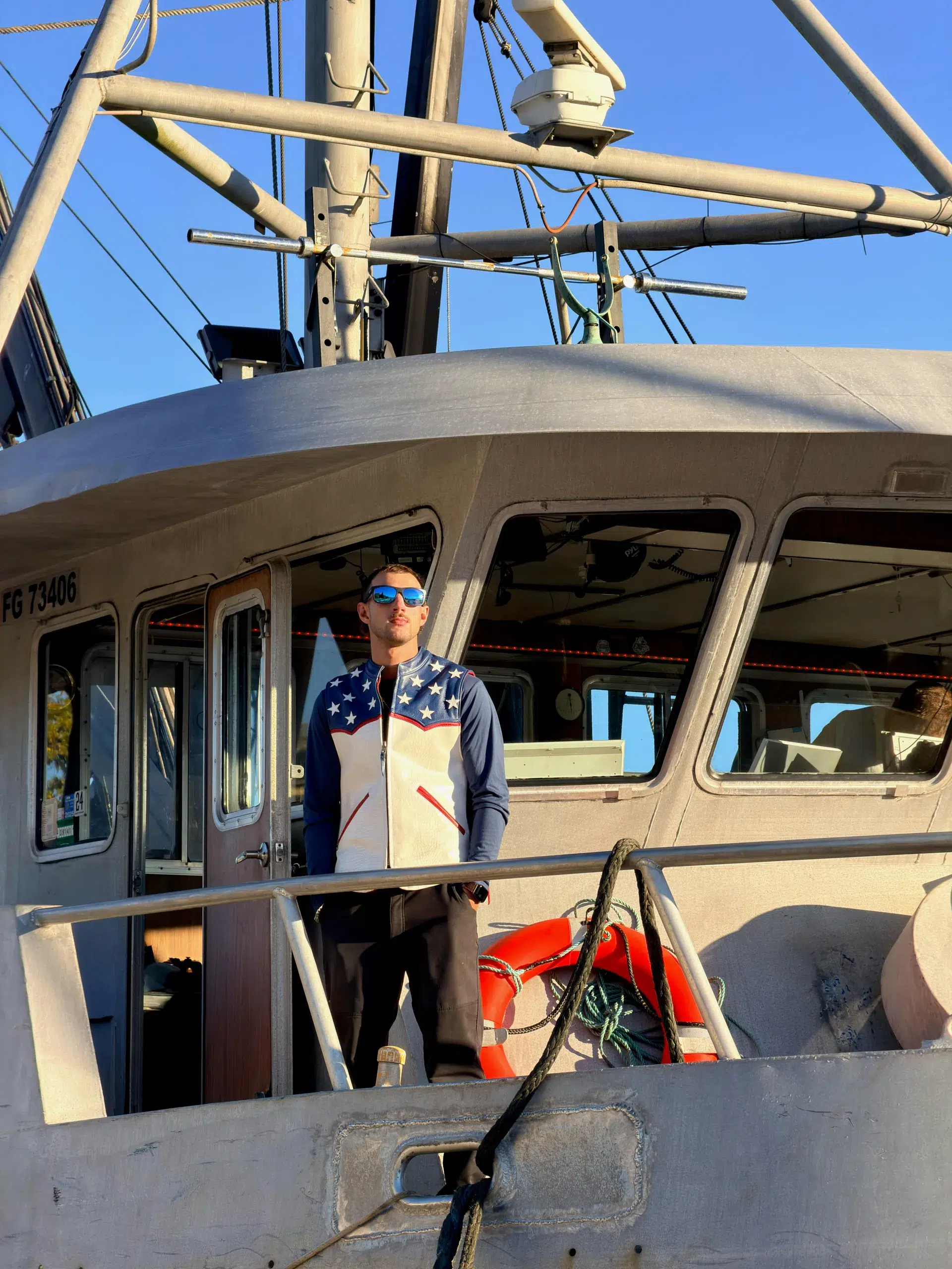 iPhone 17 Pro مقابل Pixel 10 Pro XL: مقارنة بين أفضل كاميرات الهواتف 21 iph17pro vs pix10pro wide boat dude iphone