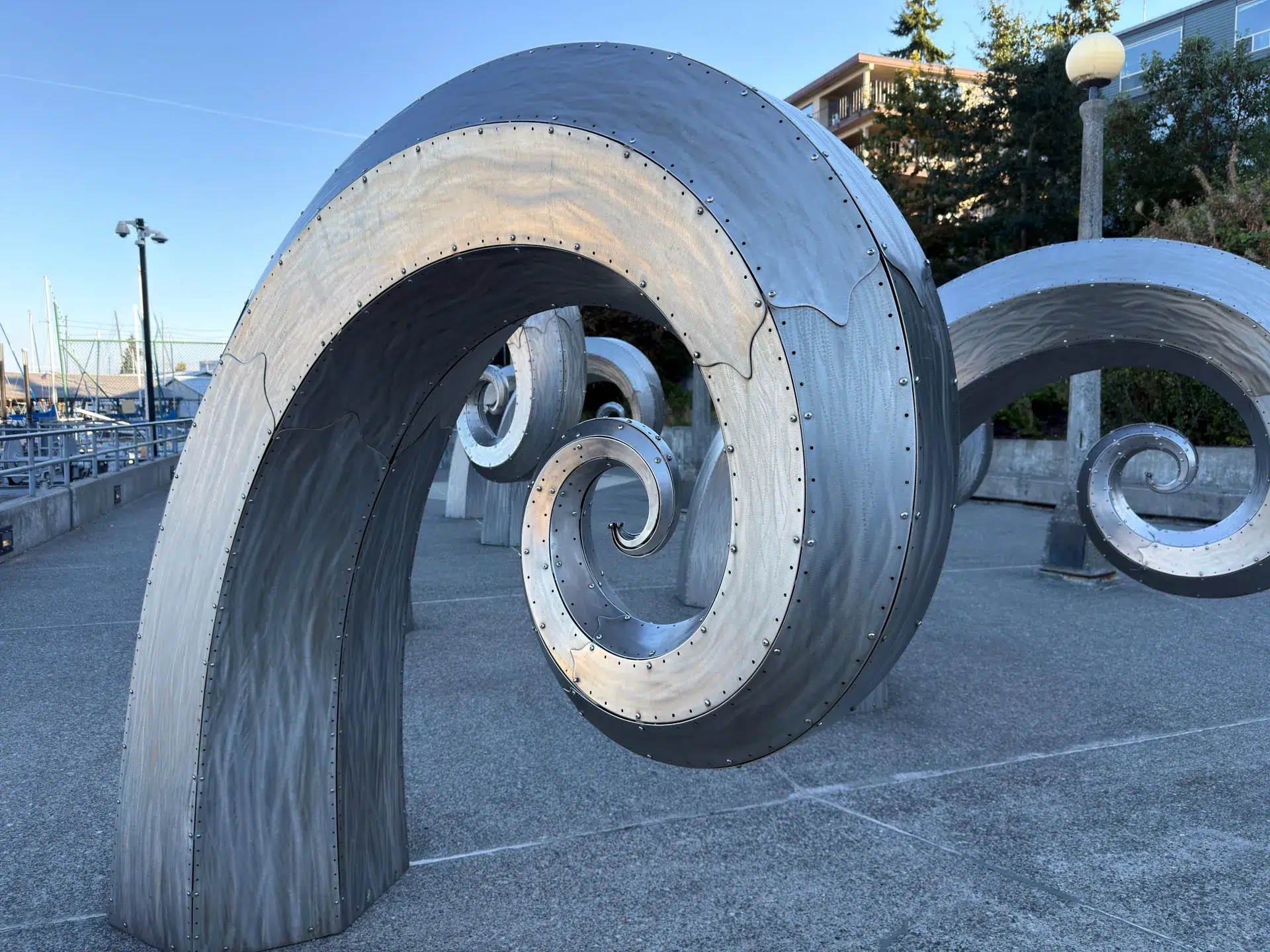 iPhone 17 Pro مقابل Pixel 10 Pro XL: مقارنة بين أفضل كاميرات الهواتف 14 iph17pro vs pix10pro wide sculpture iphone