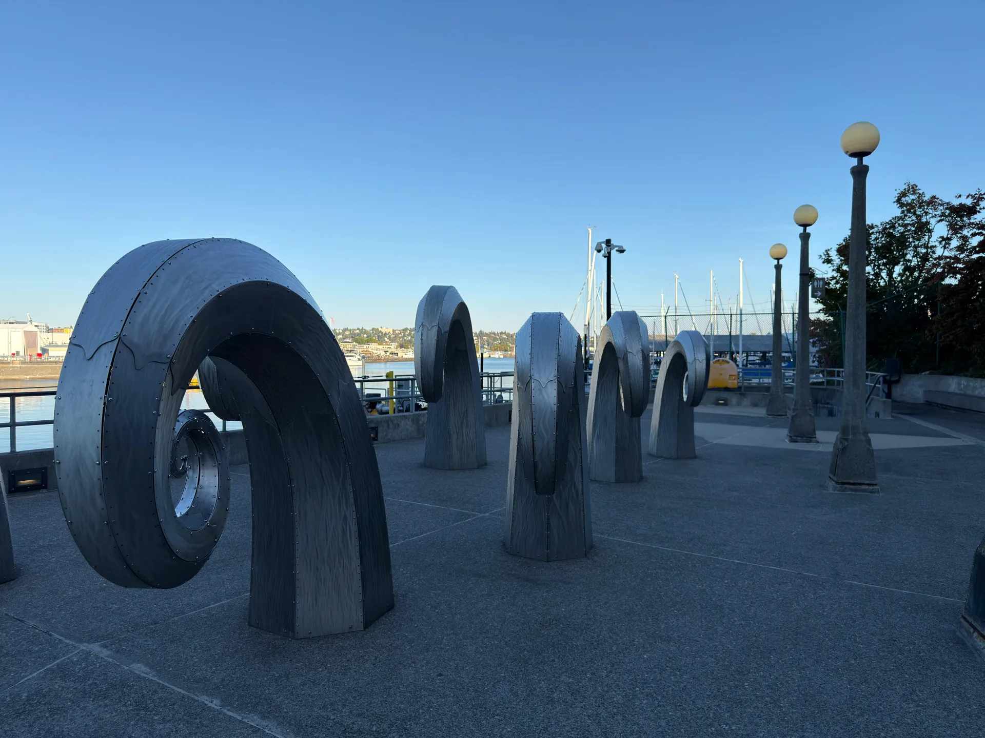 iPhone 17 Pro مقابل Pixel 10 Pro XL: مقارنة بين أفضل كاميرات الهواتف 16 iph17pro vs pix10pro wide sculpture2 iphone