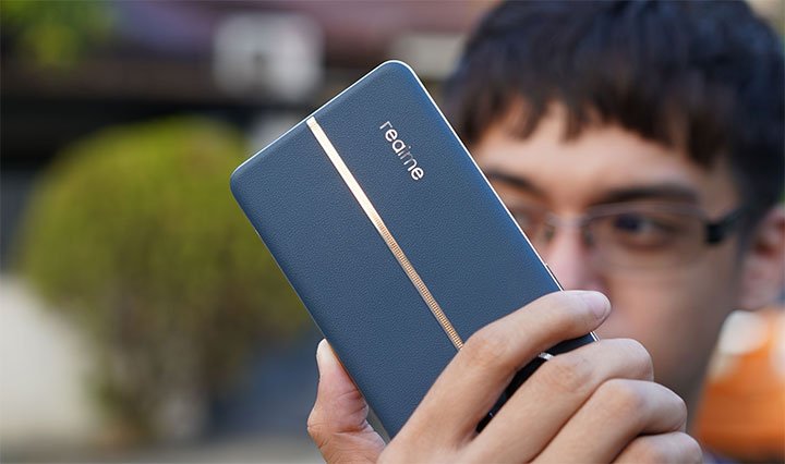 Realme 12 Pro Plus 🔥 مراجعة كاملة: التصميم الفخم والكاميرا القوية وهل يستحق الشراء؟ 23 realme12proplus blue color