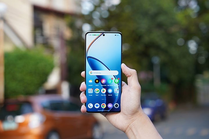 Realme 12 Pro Plus 🔥 مراجعة كاملة: التصميم الفخم والكاميرا القوية وهل يستحق الشراء؟ 14 y