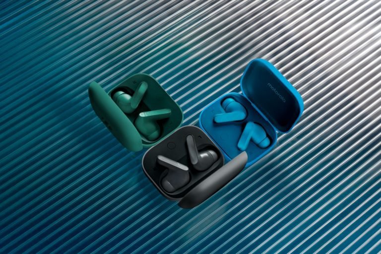 هاتف Motorola Edge 70 يتميز بتصميمه النحيف للغاية، ولكنه يتمتع ببطارية ضخمة 17 سماعات موتو بادز باس