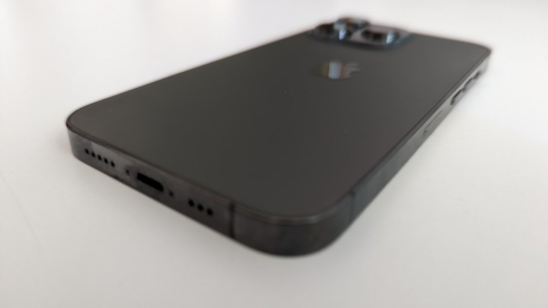 دليل الشراء الكامل لهاتف iPhone 13 : هل ما زال يستحق الشراء في 2026؟ 25 iphone13pro bottom