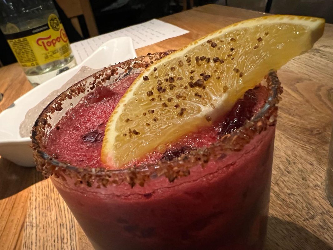 دليل الشراء الكامل لهاتف iPhone 13 : هل ما زال يستحق الشراء في 2026؟ 24 iphone13pro drink