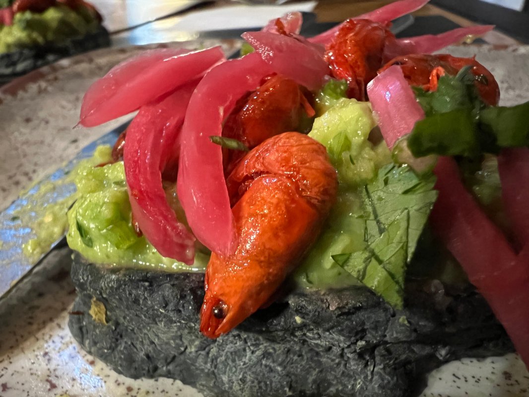 دليل الشراء الكامل لهاتف iPhone 13 : هل ما زال يستحق الشراء في 2026؟ 15 iphone13pro food close