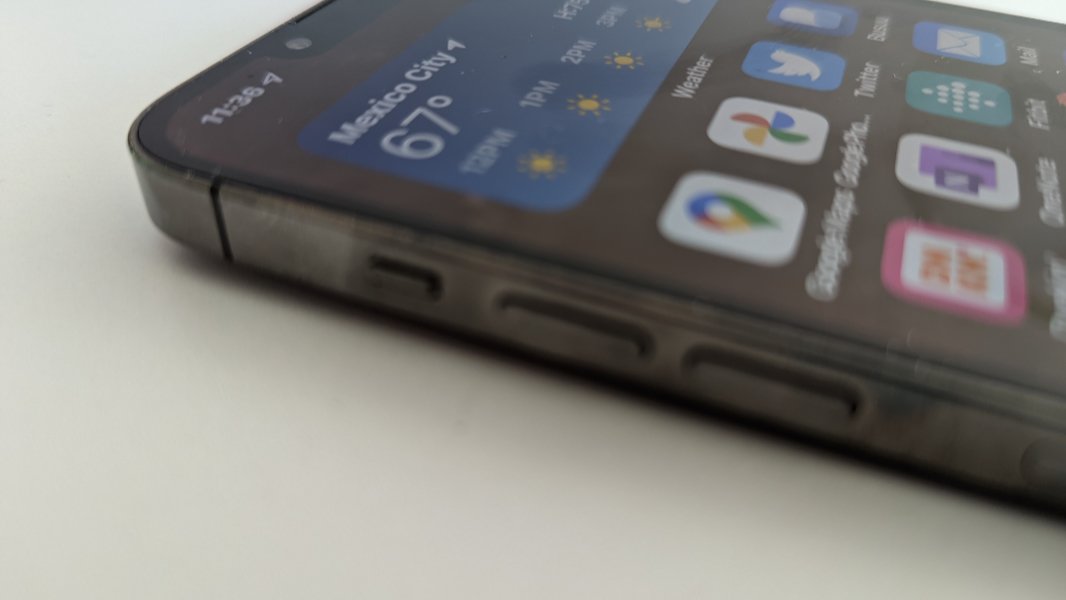 دليل الشراء الكامل لهاتف iPhone 13 : هل ما زال يستحق الشراء في 2026؟ 26 iphone13pro side switch