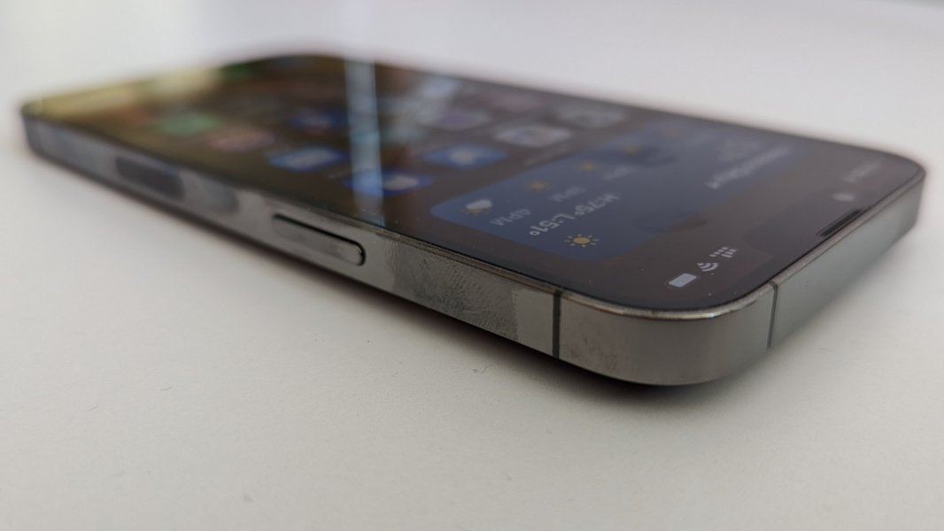 دليل الشراء الكامل لهاتف iPhone 13 : هل ما زال يستحق الشراء في 2026؟ 10 iphone13pro stainless steel