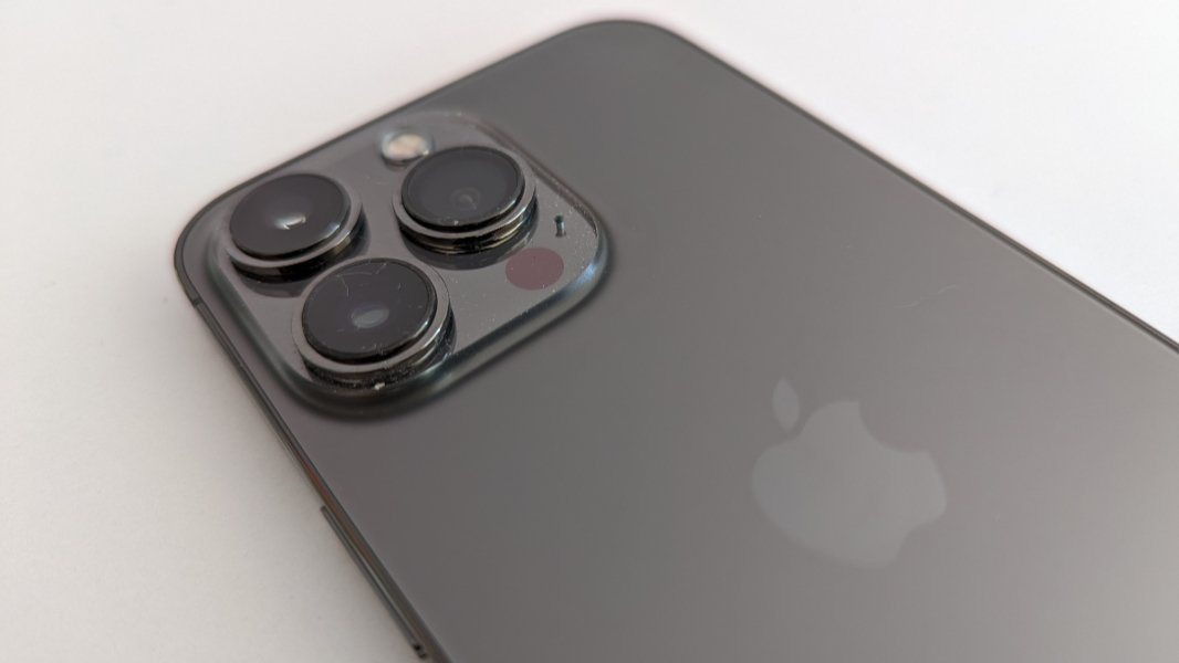 دليل الشراء الكامل لهاتف iPhone 13 : هل ما زال يستحق الشراء في 2026؟ 14 iphone13pro top rear