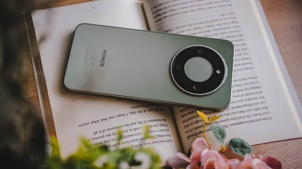 هل HONOR Magic8 Lite هو أفضل هاتف؟– مميزات وعيوب هونر ماجيك 8 لايت وهل يستحق الشراء؟ 34 250229 GadgetMatch HONOR Magic8 Lite Beauty Back 1a 1024x576 1