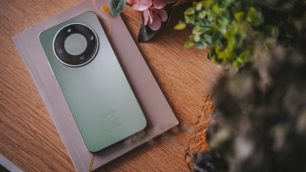 هل HONOR Magic8 Lite هو أفضل هاتف؟– مميزات وعيوب هونر ماجيك 8 لايت وهل يستحق الشراء؟ 10 250229 GadgetMatch HONOR Magic8 Lite Beauty Back 2 1024x576 1