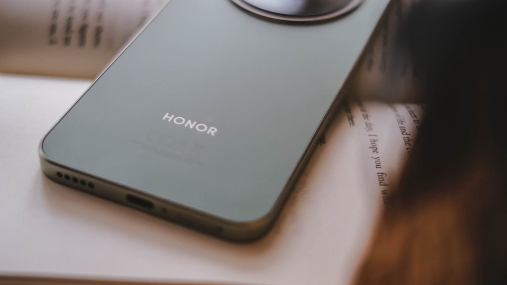 هل HONOR Magic8 Lite هو أفضل هاتف؟– مميزات وعيوب هونر ماجيك 8 لايت وهل يستحق الشراء؟ 15 250229 GadgetMatch HONOR Magic8 Lite Beauty Back Closeup HONOR Logo 1 1024x576 1