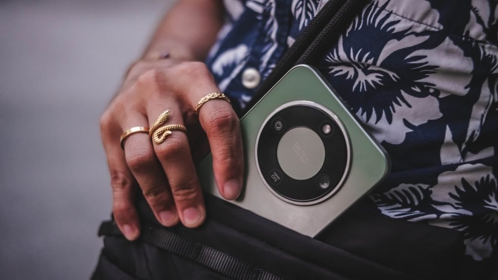 هل HONOR Magic8 Lite هو أفضل هاتف؟– مميزات وعيوب هونر ماجيك 8 لايت وهل يستحق الشراء؟ 27 250229 GadgetMatch HONOR Magic8 Lite Lifestyle 1 1024x576 1