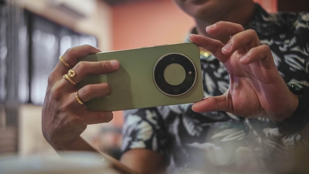 هل HONOR Magic8 Lite هو أفضل هاتف؟– مميزات وعيوب هونر ماجيك 8 لايت وهل يستحق الشراء؟ 16 250229 GadgetMatch HONOR Magic8 Lite Usage Cameras 1024x576 1