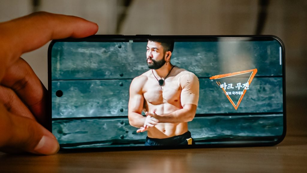 OPPO Find X9 🔥 هل يستحق الشراء + المميزات والعيوب قبل الشراء 16 gadgetmatch 20251219 oppo find x9 21 netflix physical asia 1024x576 1