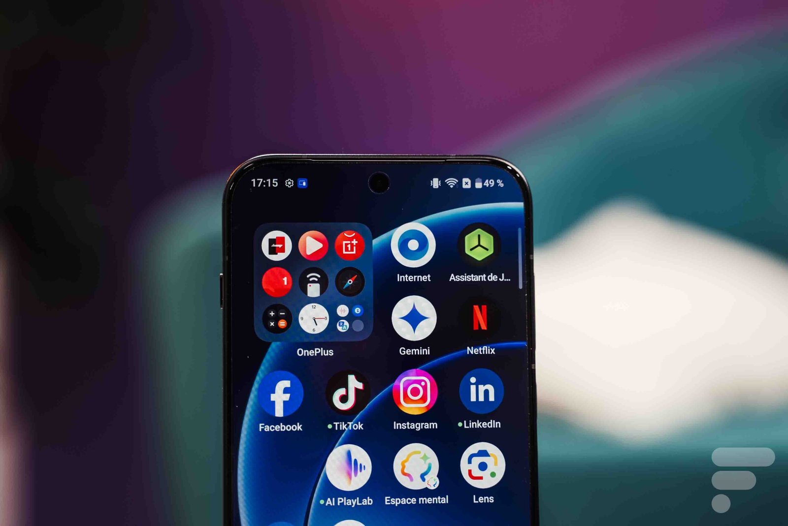 مقارنة بين هاتف OnePlus 15 وهاتف OPPO Find X9 Pro: كيف تختار أفضل هاتف ذكي عالي المواصفات؟ 13 oneplus 15 11 scaled