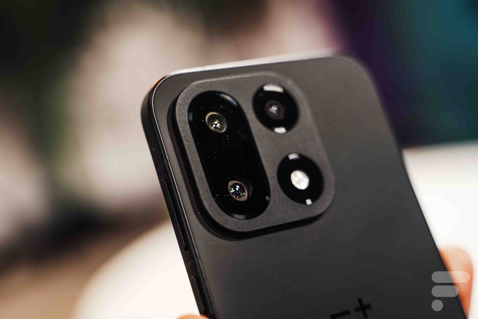 مقارنة بين هاتف OnePlus 15 وهاتف OPPO Find X9 Pro: كيف تختار أفضل هاتف ذكي عالي المواصفات؟ 16 oneplus 15 18 scaled