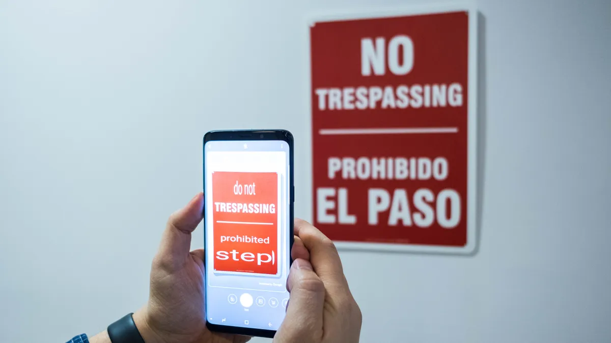 Samsung Galaxy S9 Plus: مراجعة كاملة + المميزات والعيوب وهل يستحق الشراء اليوم؟ 15 تعمل خاصية الترجمة الفورية في Bixby Vision بشكل جيد على اللافتات النصية البسيطة مثل هذه، على الرغم من أنها ليست مثالية.