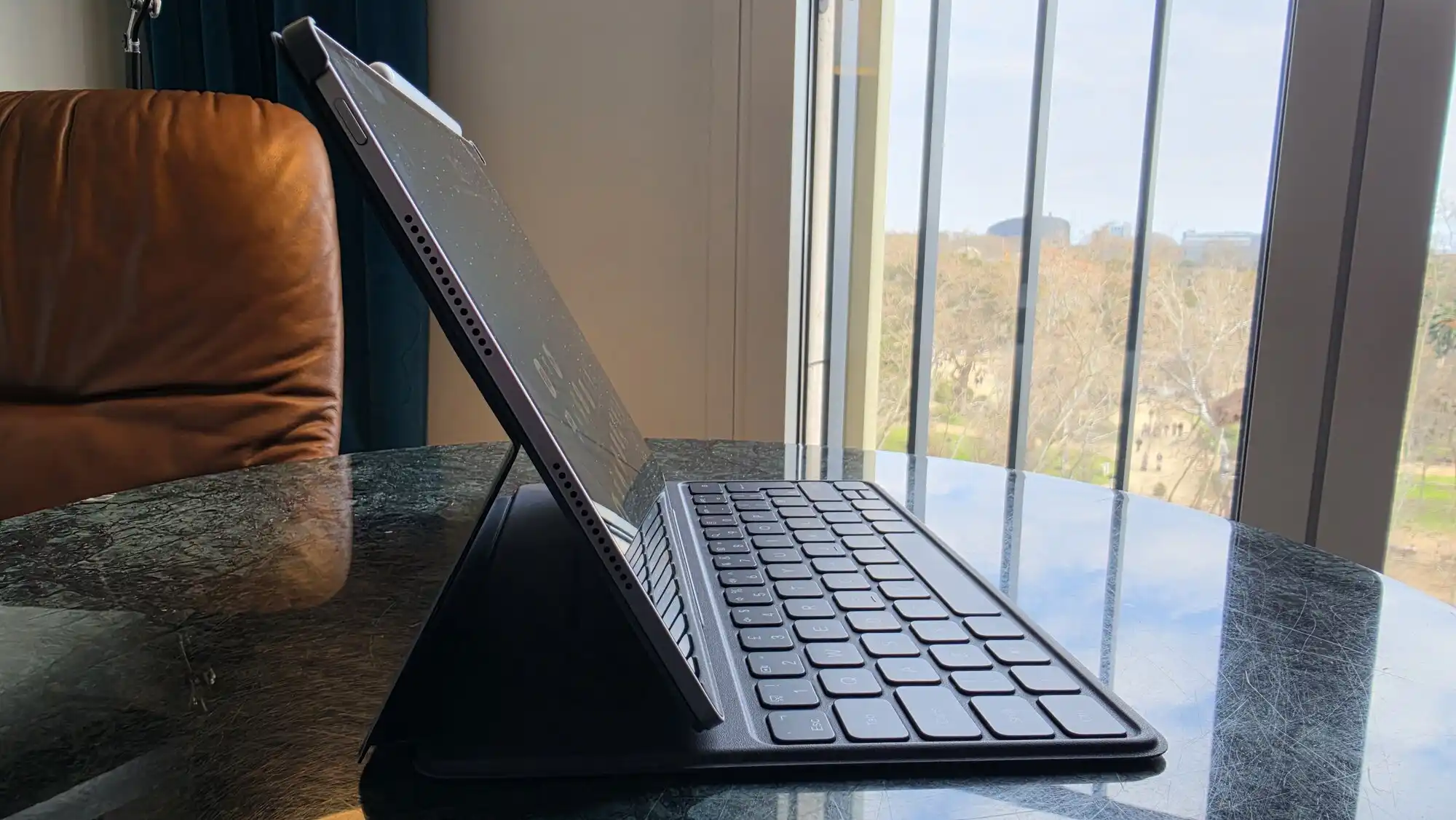 مراجعة جهاز HONOR MagicPad 4: جهاز لوحي فاخر مصمم للعمل والترفيه 13 assets 8ab3bbafae9e469c86ca663c018f53d4 f094a530bcd64675a6f5433e1a812f61