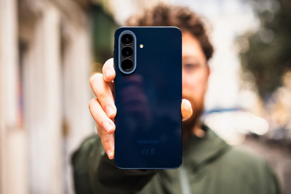 عمر البطارية: هل يتفوق هاتف Galaxy A57 على سابقه؟ إجابة مختبرنا